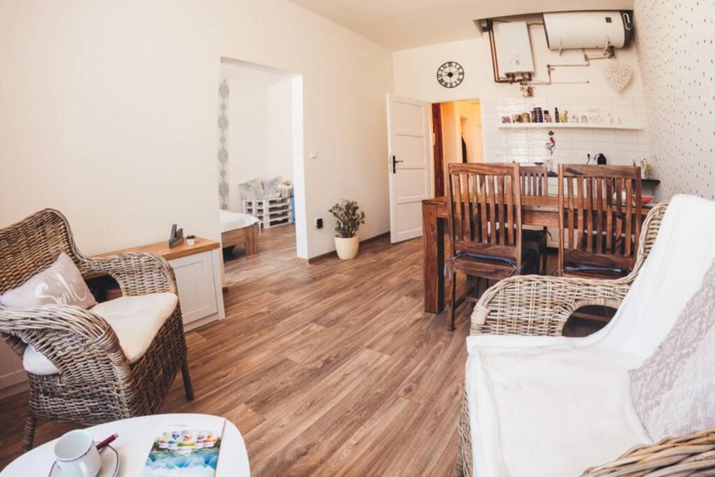 Stylovy Apartman V Centru Nachoda Buitenkant foto